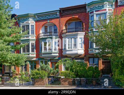 141 e 143 Milton Avenue sono case in stile Queen Anne in mattoni e in pietra, erette nel 1894, nel Greenpoint Historic District di Brooklyn. Foto Stock