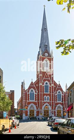 St La Chiesa cattolica romana di Padova, parte del quartiere storico di Greenpoint, fu costruita nel 1873 in mattoni e pietre, in stile gotico vittoriano. Foto Stock