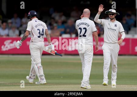 Chris Rushworth del Warwickshire festeggia con i suoi compagni di squadra dopo aver preso il wicket di Doug Bracewell durante Essex CCC vs Warwickshire CCC, LV Insu Foto Stock