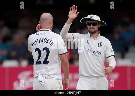 Chris Rushworth del Warwickshire festeggia con i suoi compagni di squadra dopo aver preso il wicket di Doug Bracewell durante Essex CCC vs Warwickshire CCC, LV Insu Foto Stock