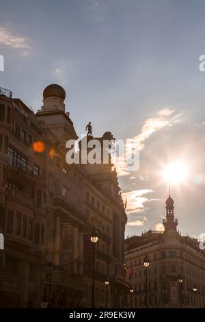 Madrid, Spagna - 19 febbraio 2022: Il Banco Bilbao Vizcaya è un edificio situato in Calle de Alcala. Progettato nel 1919 dall'architetto Ricardo Bastida, e b Foto Stock