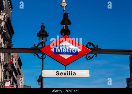 Berlino, Germania - FEB 19, 2022: Cartello della metropolitana e logo all'ingresso della stazione di Siviglia a Madrid, Spagna. Foto Stock