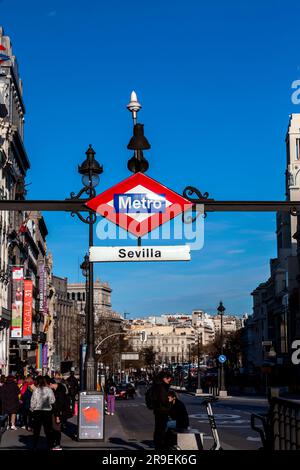 Berlino, Germania - FEB 19, 2022: Cartello della metropolitana e logo all'ingresso della stazione di Siviglia a Madrid, Spagna. Foto Stock