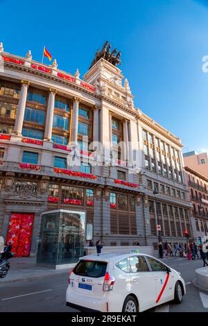 Madrid, Spagna - 19 febbraio 2022: Il Banco Bilbao Vizcaya è un edificio situato in Calle de Alcala. Progettato nel 1919 dall'architetto Ricardo Bastida, e b Foto Stock