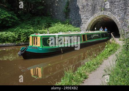 Un narrowboat che esce dal Chirk Tunnel, Shropshire Union Canal Llangollen Branch, Galles Foto Stock