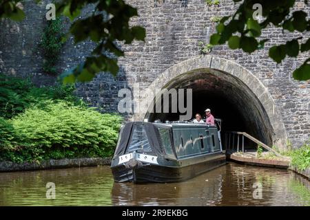 Un narrowboat che esce dal Chirk Tunnel, Shropshire Union Canal Llangollen Branch, Galles Foto Stock