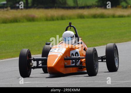 Dalton on Tees, 25 giugno 2023. Sam Engineer alla guida del Martins Group Formula Vee Championship durante la riunione del Motor Club del 750 al Croft Circuit. Crediti: Colin Edwards Foto Stock