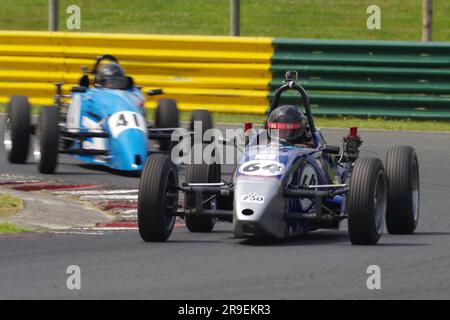 Dalton on Tees, 25 giugno 2023. Sam Walbank guida nel Martins Group Formula Vee Championship durante la riunione del Motor Club del 750 al Croft Circuit. Crediti: Colin Edwards Foto Stock