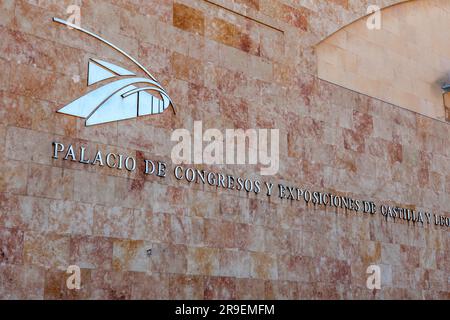 Salamanca, Spagna-FEB 20, 2022: Esterno del Palazzo dei Congressi ed Expo di Castille e Leon a Salamanca, Spagna. Foto Stock