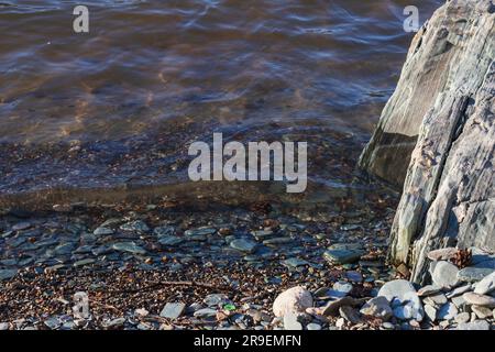 roccia sullo sfondo di un fiume di montagna. primo piano di un'onda calmante nel fiume di montagna. Paesaggio atmosferico al tramonto, messa a fuoco selettiva. corrente d'acqua, fiume ro Foto Stock
