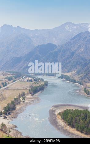 Viaggia nel pittoresco paesaggio montano, Altai, Russia. Valle di montagna. Viaggi estivi, escursioni, valle del fiume Katun, attenzione selettiva. muso serpeggiante Foto Stock