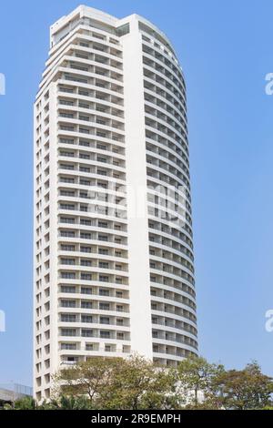 Alto edificio bianco contro il cielo blu, grattacielo. Edificio alto e identico con nuovi appartamenti. Architettura geometrica minimale di design moderno Foto Stock