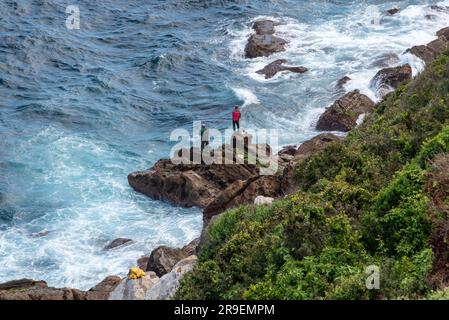 Due pescatori su una roccia a Cape Spartel vicino a Tangeri, Marocco Foto Stock