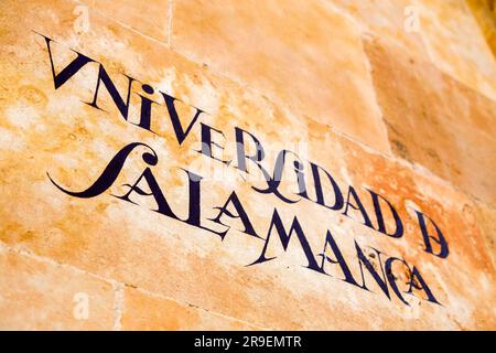 Salamanca, Spagna - 20 febbraio 2022: Cartello scritto a mano sul muro a Salamanca in stile tradizionale. Università di Salamanca. Foto Stock