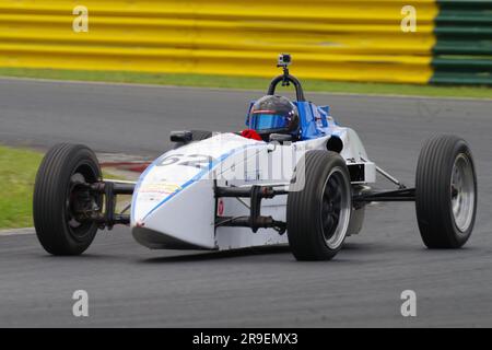 Dalton on Tees, 25 giugno 2023. Mike Oldknow guida nel Martins Group Formula Vee Championship durante la riunione del Motor Club del 750 al Croft Circuit. Crediti: Colin Edwards Foto Stock