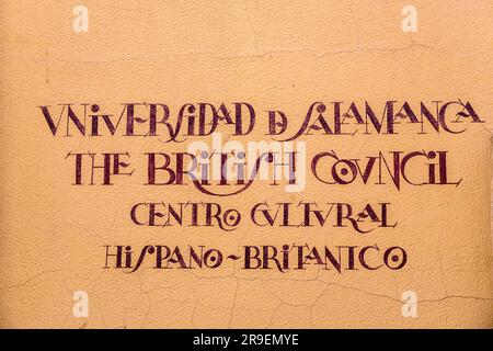 Salamanca, Spagna - 20 febbraio 2022: Cartello scritto a mano sul muro a Salamanca in stile tradizionale. Il British Counsil Cultural Center presso l'Università Foto Stock