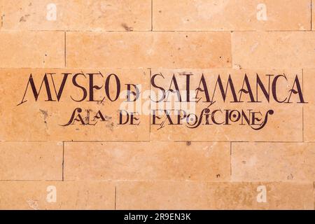 Salamanca, Spagna - 20 febbraio 2022: Cartello scritto a mano sul muro a Salamanca in stile tradizionale. Museo di Salamanca, sala delle esposizioni. Foto Stock