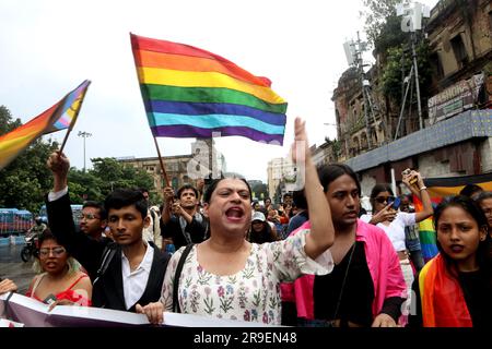 Kolkata, India. 25 giugno 2023. I membri e i sostenitori della comunità LGBTQ detengono la bandiera arcobaleno mentre partecipano all'annuale LGBTQ Pride Parade a Calcutta, in India, il 25 giugno 2023. (Foto di Dipa Chakraborty/ Eyepix Group/Sipa USA) credito: SIPA USA/Alamy Live News Foto Stock