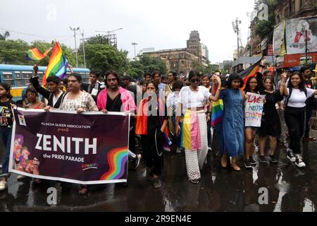 Kolkata, India. 25 giugno 2023. I membri e i sostenitori della comunità LGBTQ detengono la bandiera arcobaleno mentre partecipano all'annuale LGBTQ Pride Parade a Calcutta, in India, il 25 giugno 2023. (Foto di Dipa Chakraborty/ Eyepix Group/Sipa USA) credito: SIPA USA/Alamy Live News Foto Stock