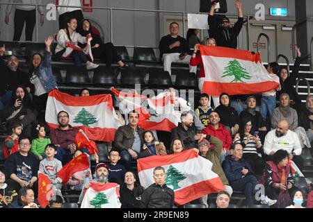 26 giugno 2023; The Quaycenter, Sydney Olympic Park, Sydney, NSW, Australia: FIBA Womens Asia Cup 2023, gruppo A, Cina contro Libano; i tifosi libanesi fanno il tifo per la loro squadra Foto Stock