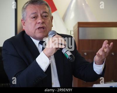 Carlos Figueroa, presidente esecutivo di DEVIDA, durante una conferenza stampa ai corrispondenti stranieri in Perù, presentando la relazione annuale 2022 sul monitoraggio delle colture di coca in Perù. La relazione mostra un totale di 95.000 ettari di coltura di coca in Perù, che rappresenta un aumento del 18 per cento rispetto al 2021. La Commissione nazionale per lo sviluppo e la vita senza droga, DEVIDA, è un organo ufficiale del governo peruviano, che fa capo alla Presidenza del Consiglio dei ministri incaricata di elaborare e condurre la strategia nazionale contro la droga. Foto Stock