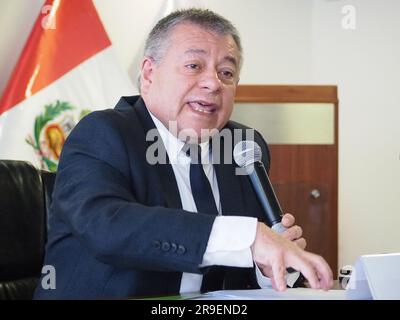 Carlos Figueroa, presidente esecutivo di DEVIDA, durante una conferenza stampa ai corrispondenti stranieri in Perù, presentando la relazione annuale 2022 sul monitoraggio delle colture di coca in Perù. La relazione mostra un totale di 95.000 ettari di coltura di coca in Perù, che rappresenta un aumento del 18 per cento rispetto al 2021. La Commissione nazionale per lo sviluppo e la vita senza droga, DEVIDA, è un organo ufficiale del governo peruviano, che fa capo alla Presidenza del Consiglio dei ministri incaricata di elaborare e condurre la strategia nazionale contro la droga. Foto Stock