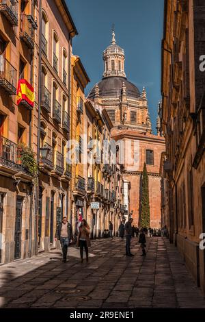 Salamanca, Spagna - 20 febbraio 2022: La Clerecia è un edificio barocco dell'ex Collegio reale dello Spirito Santo della compagnia di Gesù costruito tra le mura Foto Stock