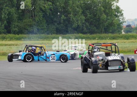 Dalton on Tees, 25 giugno 2023. Ian Hardy guidò nel campionato Yokohama Locost durante la riunione del Motor Club del 750 al Croft Circuit facendo girare la vettura. Crediti: Colin Edwards Foto Stock