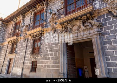 Granada, Spagna - 22 febbraio 2022: Esterno del Palacio de la Madraza, l'antica Madrasa araba o edificio universitario di Granada, Spagna. Foto Stock