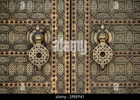 Decorazione orientale panoramica di un cancello della moschea del quartiere Hassan a Rabat, Marocco Foto Stock