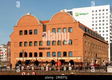 Whiskey nel bar e ristorante Jar sulle rive del fiume New Motlava nella città vecchia di Danzica, Polonia, Europa, UE Foto Stock