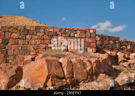 Le rovine dell'antica fortezza di Erebuni, il regno di Urartu nella moderna Erevan, Armenia. Viaggio in luoghi popolari, patrimonio della storia umana Foto Stock