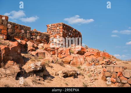 Le rovine dell'antica fortezza di Erebuni, il regno di Urartu nella moderna Erevan, Armenia. Viaggio in luoghi popolari, patrimonio della storia umana Foto Stock