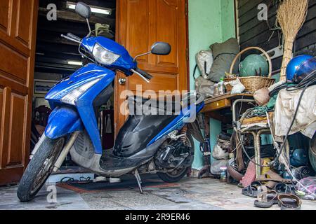 La moto è parcheggiata di fronte all'ingresso della casa Foto Stock