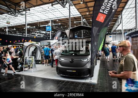 VW Bus Festival 2023 Besucherandrang a der Halle mit Teilemarkt Foto Stock