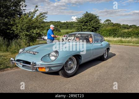 Jaguar e Type 4,2 coupé 1970 blu leggendaria auto sportiva inglese. Inghilterra Regno Unito Foto Stock