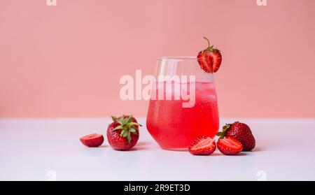 rinfrescante bevanda estiva gassata con frutti di bosco e ghiaccio in un bicchiere trasparente Foto Stock