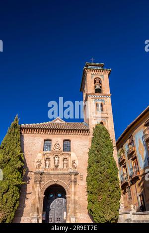 Granada, Spagna - 22 febbraio 2022: Chiesa di San Gil e Santa Ana a Granada, Spagna. Foto Stock