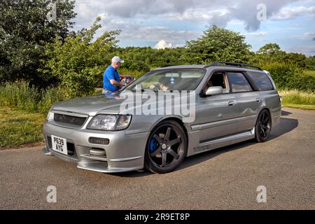 NISSAN STAGEA Silver 1997 station wagon giapponese modificata Foto Stock