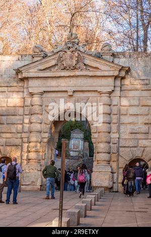 Granada, Spagna - 22 febbraio 2022: Ingresso alla famosa struttura storica del Palazzo al-Hambra di Granada, Spagna. Foto Stock