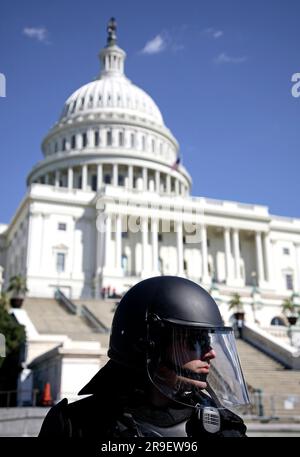 Il Campidoglio degli Stati Uniti con una polizia antisommossa in primo piano, durante una protesta contro la guerra irachena. Washington DC, USA. Foto Stock