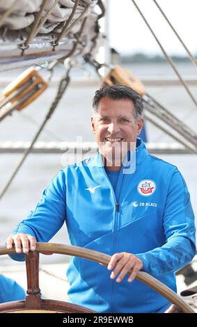 Rostock, Germania. 26 giugno 2023. Il coach Alois Schwartz si trova sul ponte del veliero "Santa Barbara Anna" nel porto cittadino di Rostock per l'apertura della stagione della squadra di calcio di seconda divisione FC Hansa Rostock. Crediti: Danny Gohlke/dpa/Alamy Live News Foto Stock