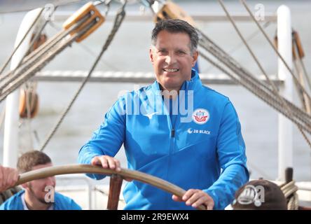 Rostock, Germania. 26 giugno 2023. Il coach Alois Schwartz si trova sul ponte del veliero "Santa Barbara Anna" nel porto cittadino di Rostock per l'apertura della stagione della squadra di calcio di seconda divisione FC Hansa Rostock. Crediti: Danny Gohlke/dpa/Alamy Live News Foto Stock