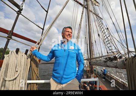 Rostock, Germania. 26 giugno 2023. Il coach Alois Schwartz si trova sul ponte del veliero "Santa Barbara Anna" nel porto cittadino di Rostock per l'apertura della stagione della squadra di calcio di seconda divisione FC Hansa Rostock. Crediti: Danny Gohlke/dpa/Alamy Live News Foto Stock