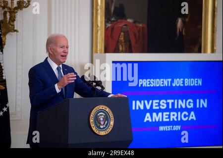 Washington, Stati Uniti. 26 giugno 2023. Il presidente degli Stati Uniti Joe Biden offre osservazioni per dare il via alla fase successiva del tour Investing in America della sua amministrazione con un annuncio significativo di infrastrutture Internet ad alta velocità nella stanza orientale della Casa Bianca a Washington, DC, lunedì 26 giugno 2023. Credito: Rod Lamkey/CNP credito: Abaca Press/Alamy Live News Foto Stock