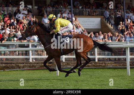 Garden Route percorsa dal fantino Tom Marquand sulla strada per vincere il Download Fitzdares per lo streaming gratuito delle gare di esordio all'ippodromo di Windsor. Data immagine: Lunedì 26 giugno 2023. Foto Stock