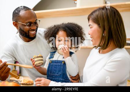 La famiglia felice di trascorrere del tempo insieme a casa Foto Stock