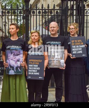 Londra, Regno Unito. 26 giugno 2023. Gli attivisti per i diritti degli animali stanno in piedi con cartelli fuori Downing Street. Gli attivisti del gruppo Animal Equality hanno consegnato una petizione a Downing Street chiedendo che il governo perseguiti gli abusi di animali e ponga fine alla crudeltà nelle fattorie di fabbrica del Regno Unito e nell'industria della carne. Foto Stock