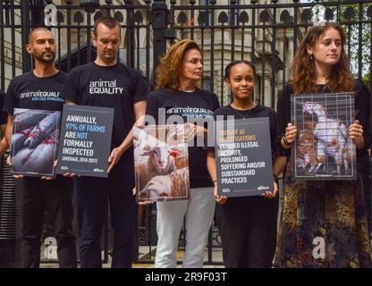 Londra, Regno Unito. 26 giugno 2023. Gli attivisti per i diritti degli animali stanno in piedi con cartelli fuori Downing Street. Gli attivisti del gruppo Animal Equality hanno consegnato una petizione a Downing Street chiedendo che il governo perseguiti gli abusi di animali e ponga fine alla crudeltà nelle fattorie di fabbrica del Regno Unito e nell'industria della carne. Foto Stock