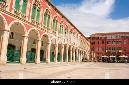 Spalato, Croazia - 12 maggio 2023. La storica Trg Republike - Piazza della Repubblica - nel centro di Spalato, Croazia. Conosciuto anche come Prokurative Foto Stock